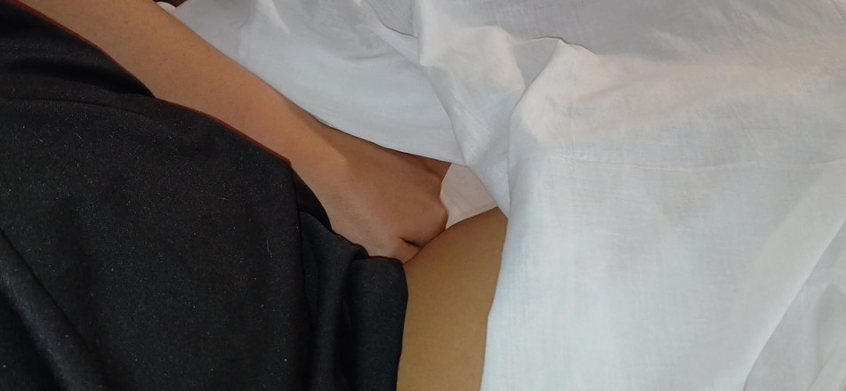 Lesbian-candys: Meine freundin und ich masturbieren leichtfertig unter der decke neben...