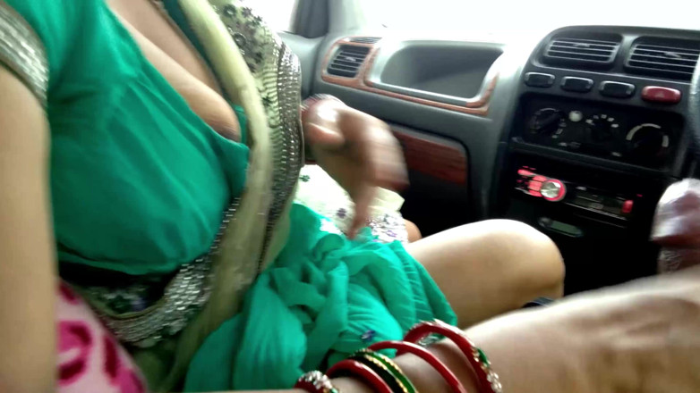 QueenSonali: Madrasta punheta para estranho no carro