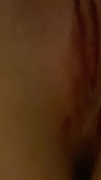 Cavalco il mio dildo nella vasca da bagno come una ragazza porca