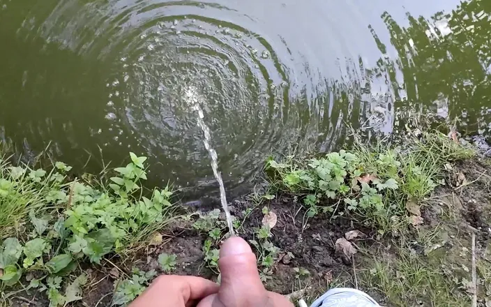 Idmir Sugary: Long Pissing to the Water Makes Water Bubbly