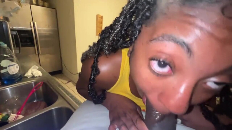 Fijii pornbox: Gran polla en mi garganta en la cocina como una...