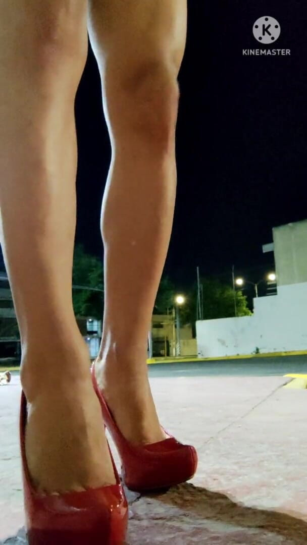 Traviezisha: Збуджена сіссі грає зі своєю дупою прозорим ділдо на стоянці супермаркету, поки повз проходять автомобілі