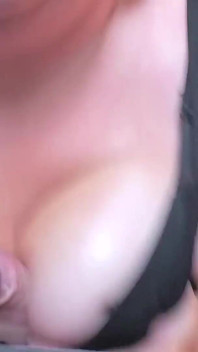 Baise mes gros seins qui rebondissent et suce cette éjac