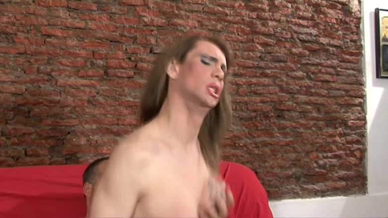 Femdom Austria TS: Hete shemale krijgt sperma op haar tieten na het neuken...