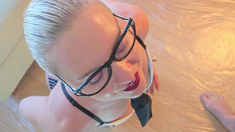 Flexble Hanna: Masturbación en un charco de orina con un chorro