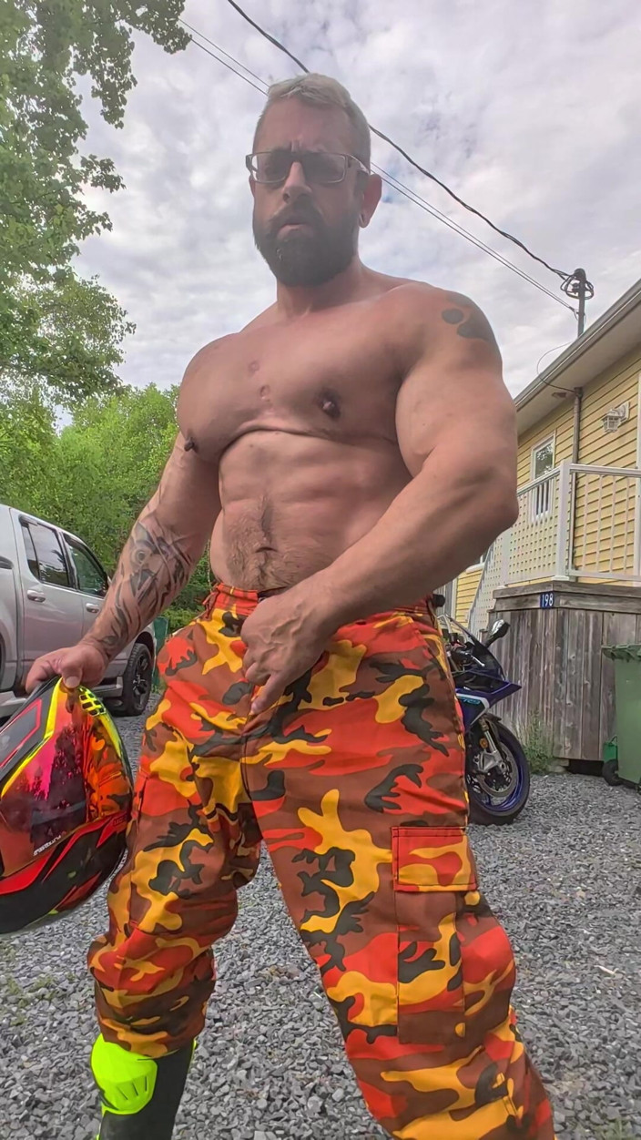 Bruiser Bearwood: Граю з моїм мотоциклетним шоломом