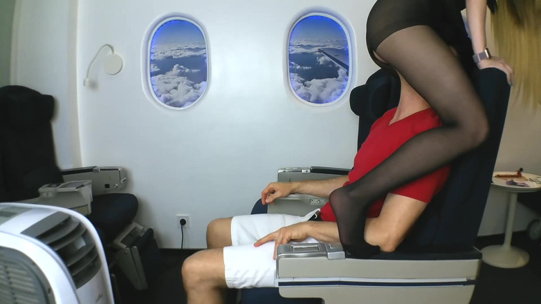 Femdom Sex: 飛行機の中でスチュワーデスとの足フェチセックス。