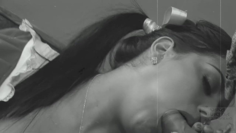 Chica Suicida DVD: Brunetă țâțoasă cu dungi în ciorapi și corset