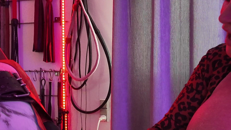 Domina Dark: Děvka Shakkis Fox Cock