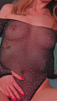 O frumusețe cu țâțe drăguțe și în lenjerie frumoasă urmărește porno și se mângâie