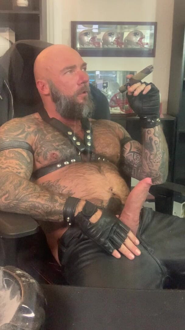 MasculineJason - Jason Collins: Cigar merokok dalam pakaian kulit!