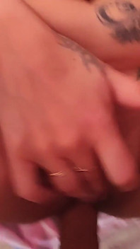 MILF excitată cu degete în pizdă păroasă