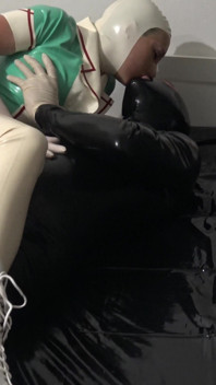 O asistentă sexy în latex a fost futută