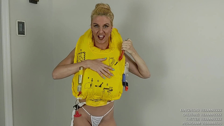 VieraMayXXX: Nafukování nouzové záchranné vesty- bikiny