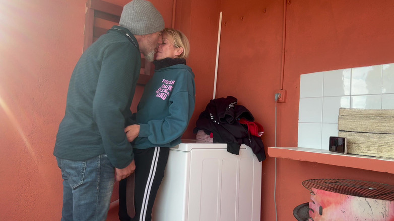 Cristina Sauvage: Per ongeluk seks in de wasruimte met mijn kleine buurman