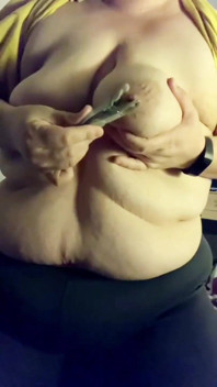 Bbwbootyful reiben und meine schlaffen möpse quetschen