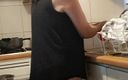 Mommy big hairy pussy: Milf in de keuken aan het werk