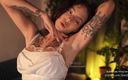 Effy Loweell studio: Sexy modelka s potetovaným tělem ukazuje její sexy podpaží pro...