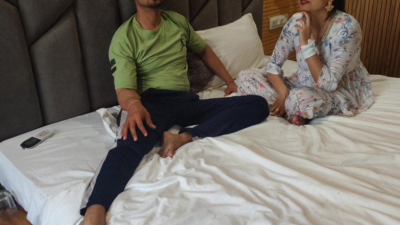 Hornycouple149: Шаловливая Saara бхабхи учит трахаться юную девственницу Devar, и Devar трахнул ее