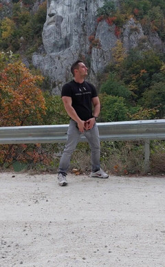 Michael Ragnar: Ošklivé fotky N Top of Mountains a video hraní s...