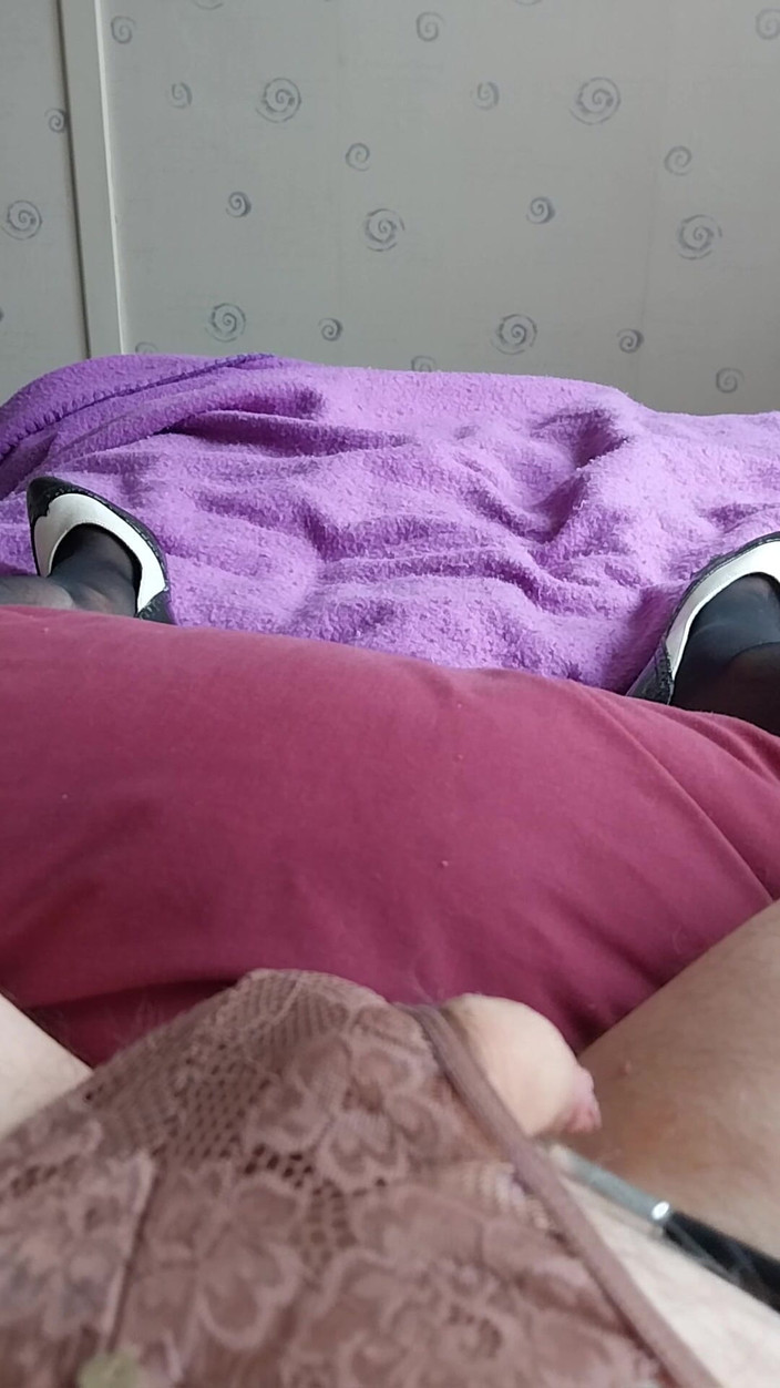 Cindy Belfast: Sihirli değnek ile minik klitoris sissygasm