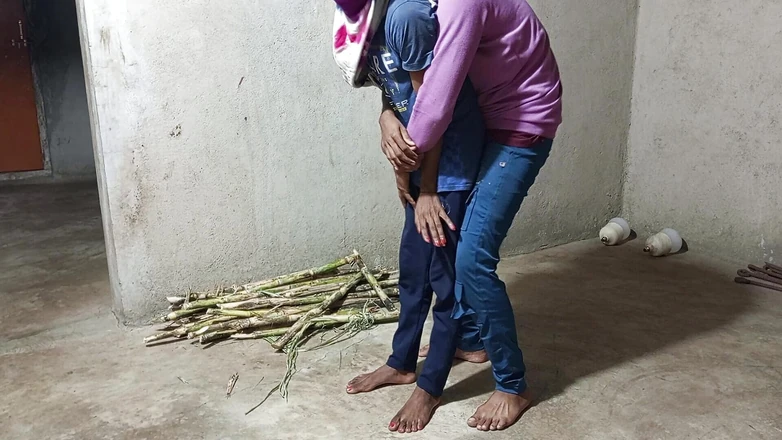 Indian Hijraji: Il mio ragazzo è venuto ad incontrarmi nella mia stanza, l'ho...