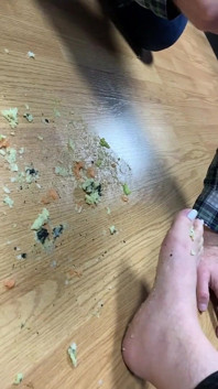 Él se toma la comida gracias a mis pies...