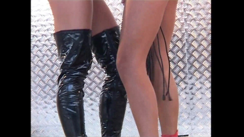 Hot Lesbians X: Итальянская calde lingue в Calore Scn02