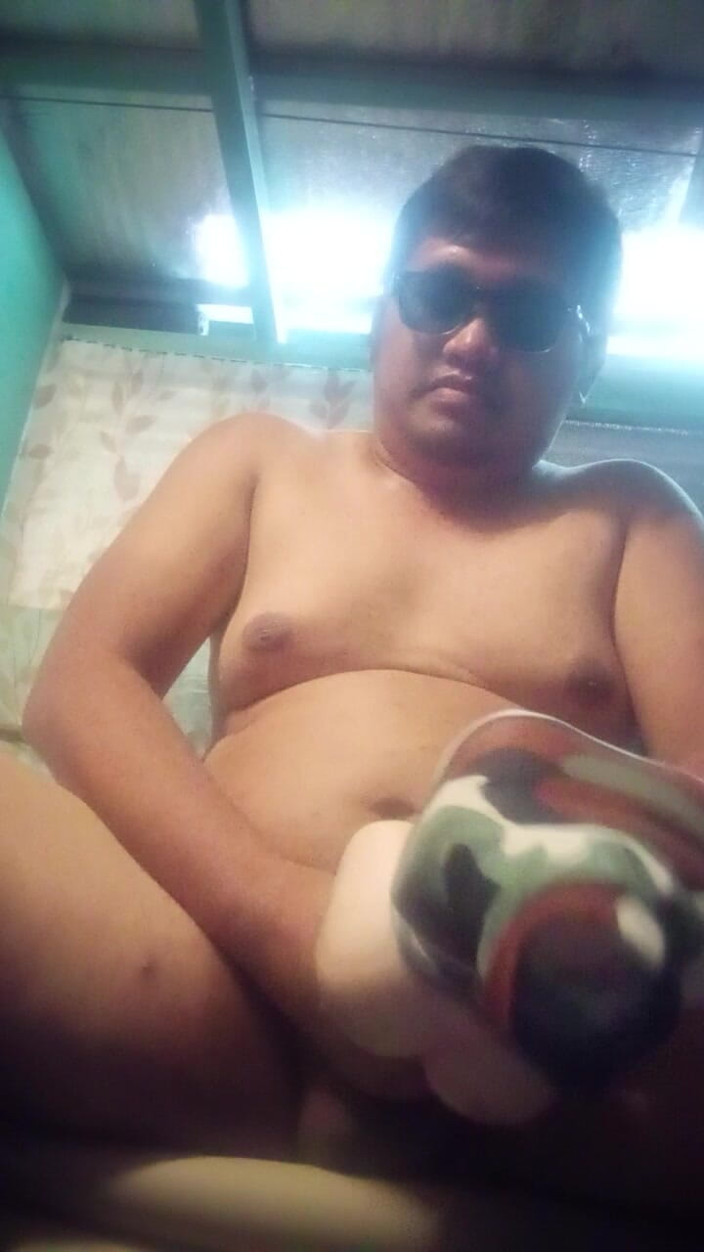 BossRaei: mere kamre ke andar eyarbed par meri guriya ko phataafat...