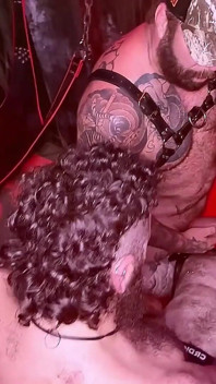 Pesta seks gay beruang tanpa kondom di Dungeon Part 3