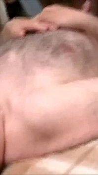 Brunetka s chlupatou kundičkou a velkým zadkem si užívá šukání a hraní si s kundičkou