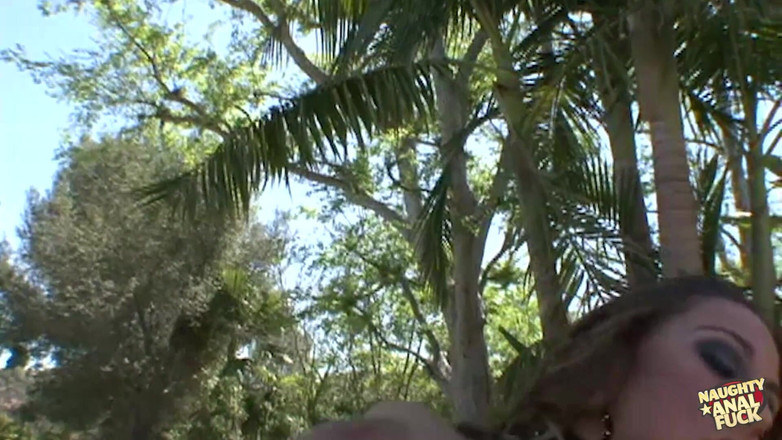 Naughty anal fuck: Alisandra с ее огромными сиськами подпрыгивает, пока ее трахают в задницу.