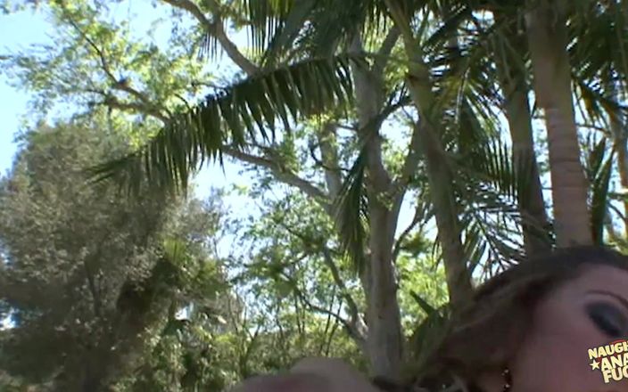 Naughty anal fuck: Alisandra ist mit ihren riesigen titten hüpfend, während sie in...