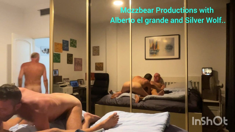 Mozzbear: Sexy trojka se 2 nevlastními táty