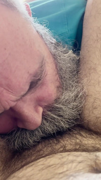 Hobo Atuk menghisap zakar cub berbulu.