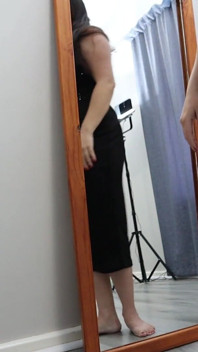 En un vestido puro mostrando mis piernas, y tanga