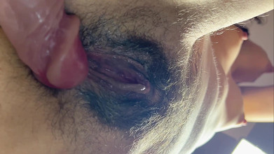 LolaLola: Gadis Perawan 18 Tahun Di Belakang. Dildo Besar Menggosoknya Dan Membuatnya...