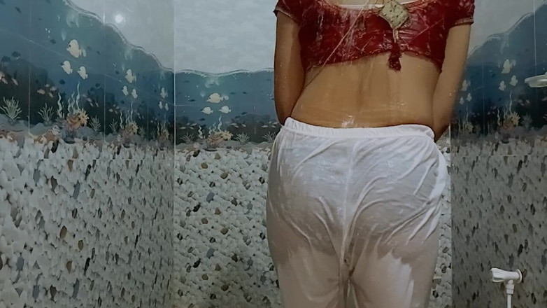 Ankurpriya000: Ma belle-mère indienne me baigne dans Legis blanc ouvert me...