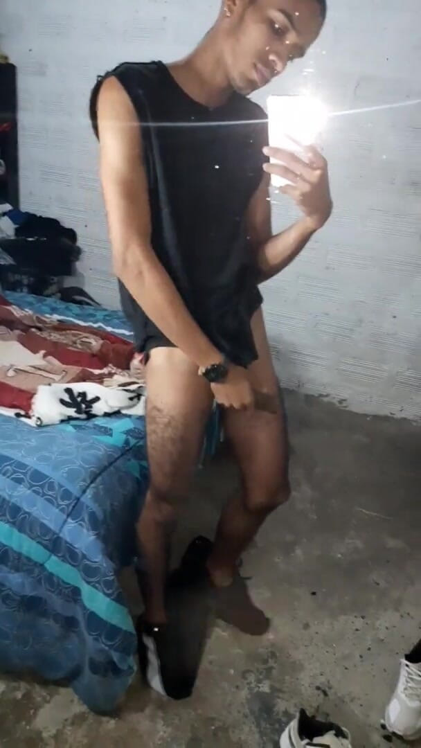 vergar4_daviid: Cowok sange ini lagi asik buka baju di depan cermin