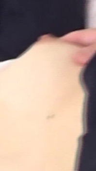 วัยรุ่นเอเชียผมสีน้ําตาลแดงในชุดเครื่องแบบโดนควยแข็ง