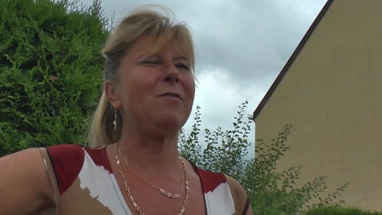 Deutsche Amateur Pornos: Reife deutsche blonde schlampe bringt geiles reifes paar zum orgasmus