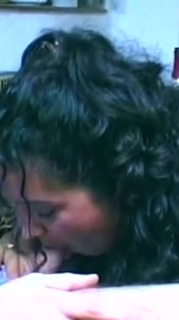 MiLF formosa succhia e viene sditalinata in una selvaggia scopata domestica