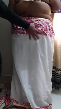 Sexig styvmamma ta Selfi för sin pojkvän watsapp massage när jag hjälper henne med ge gratis jävla