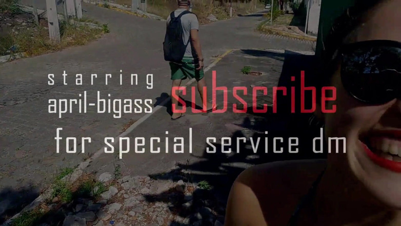 April BigAss: Bebendo xixi na praia e na rua