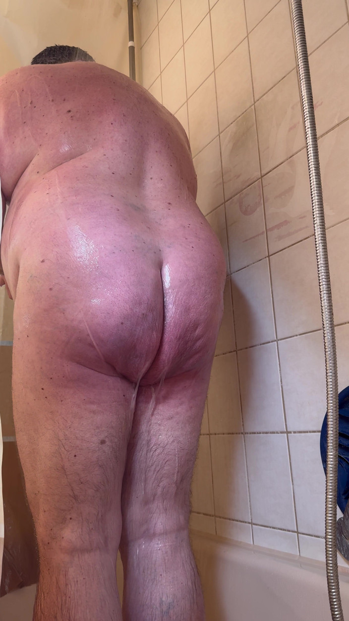 Maximark1000: Showering and Pissing, That's Fun