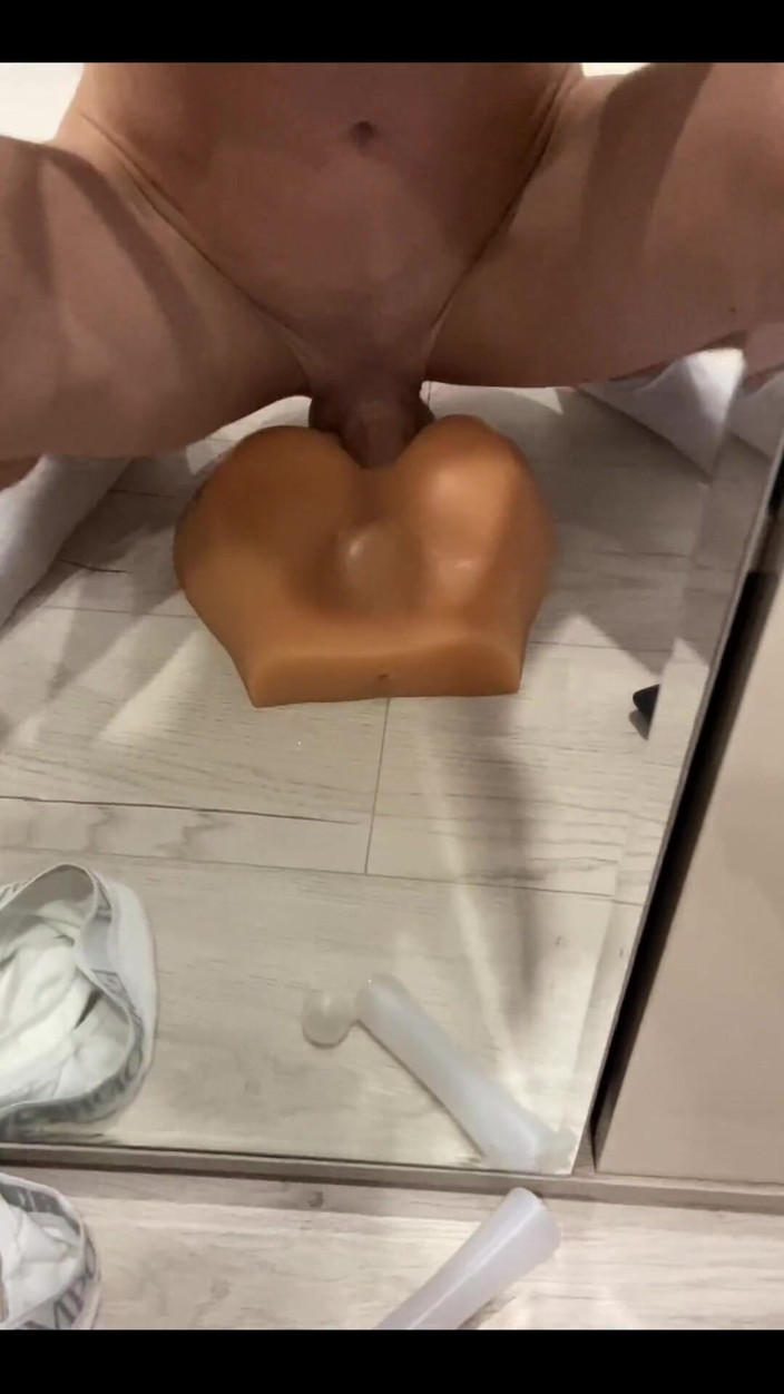 Tommy10boy: Šukám zadek panenky