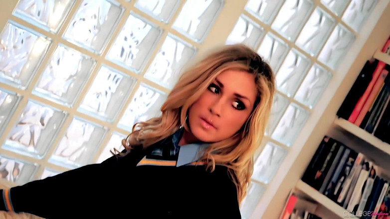 College Uniform: Shoot 2 menampilkan Julia Crown