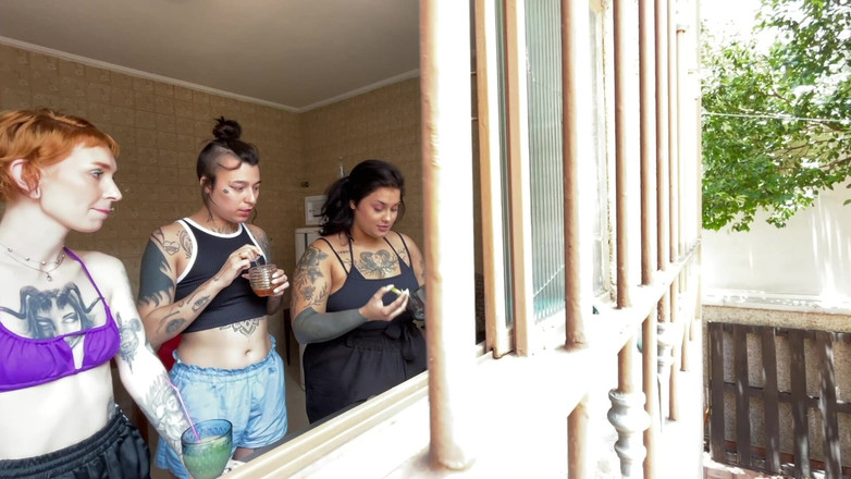 Quente club: チャビーは友人たちに電話して午後の飲み会とセックスを楽しみ、病弱な夫は反応せずにすべてを見守りました