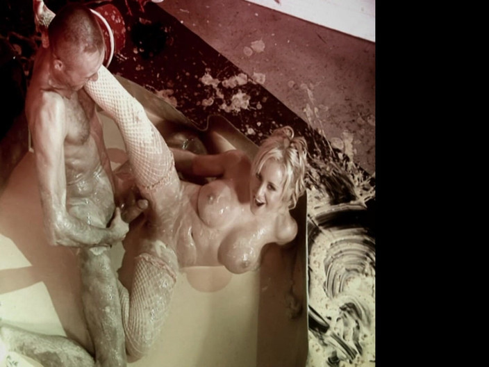 DARVASEX: Yaramaz memeli sahne 1_busty büyük götlü sarışın çamurlu havuzun ortasında sikişiyor