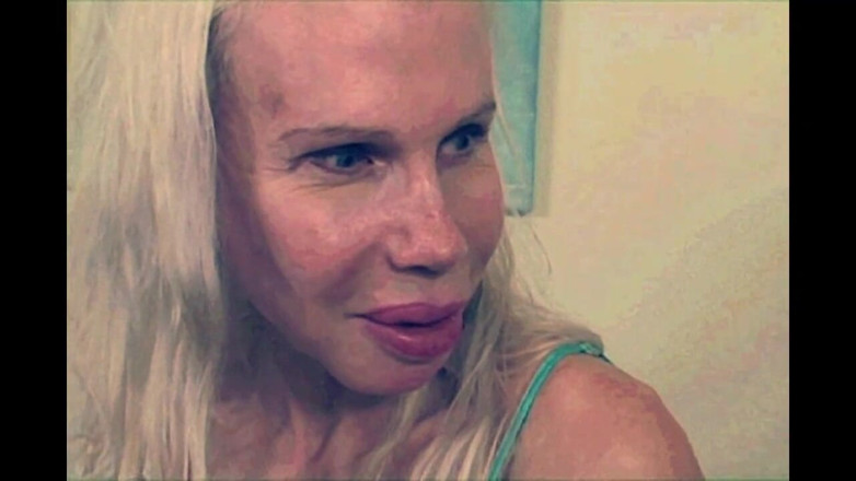 My Dirty Family: Tante seksi ini lagi asik muasin memeknya pakai dildo ukuran...